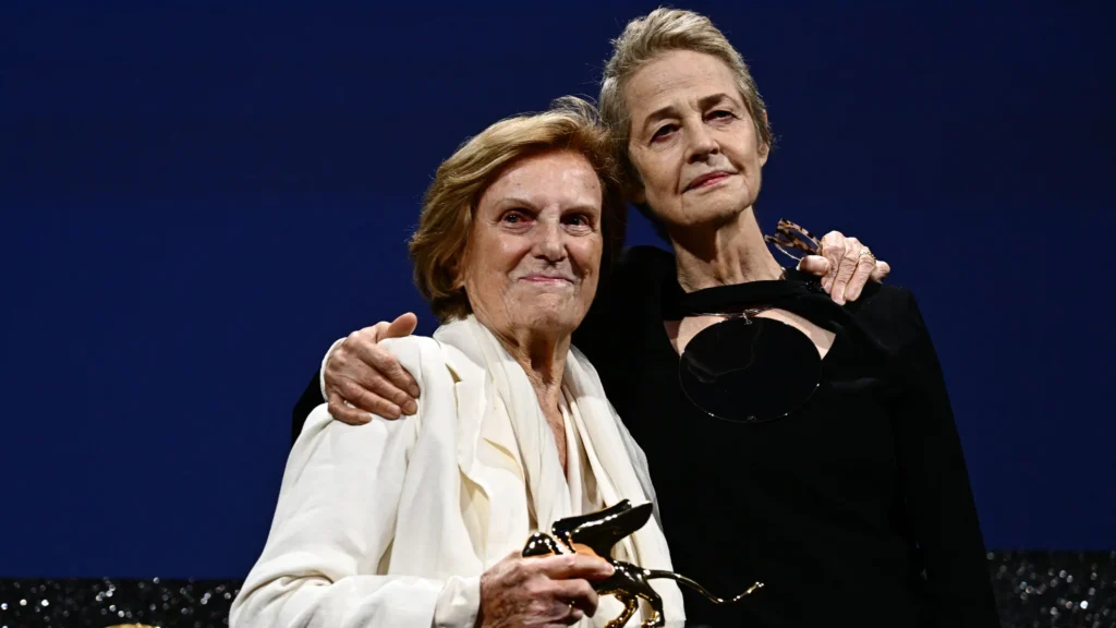 Una commossa Liliana Cavani, Leone d'oro alla carriera, con Charlotte Rampling, all'80° Mostra internazionale d'Arte Cinematografica di Venezia (©Getty Images)