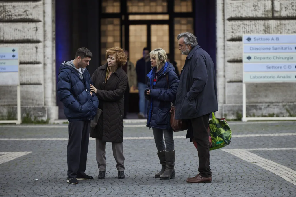 Una scena corale di Felicità, film d'esordio alla regia di Micaela Ramazzotti