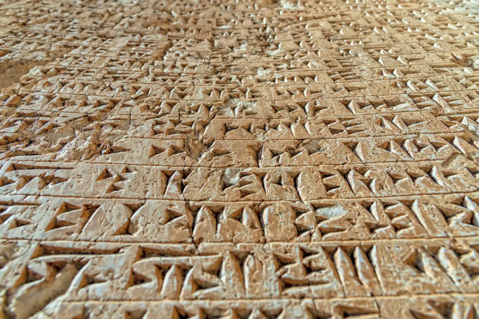Un esempio di scrittura cuneiforme
