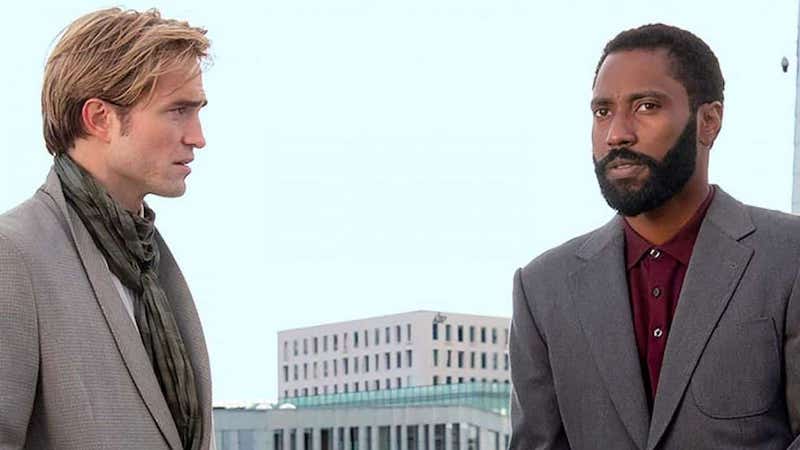 Robert Pattinson e John David Washington in una scena di Tenet