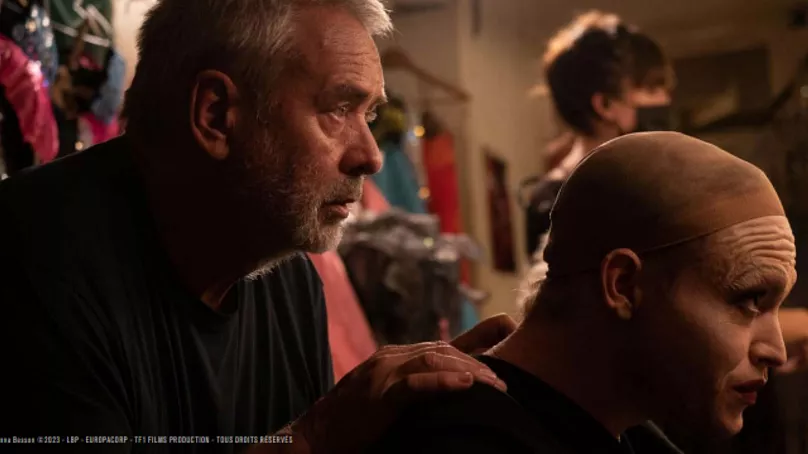Il regista Luc Besson e Caleb Landry Jones sul set di Dogman