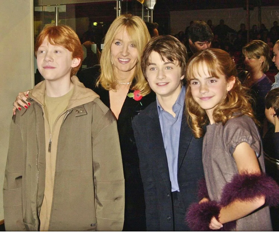 J. K. Rowling con gli attori Rupert Grint, Daniel Radcliff ed Emma Watson (© GettyImages, 2001)