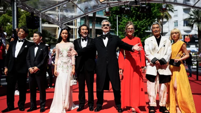 Wim Wenders con il cast di Perfect Days sulla Croisette di Cannes