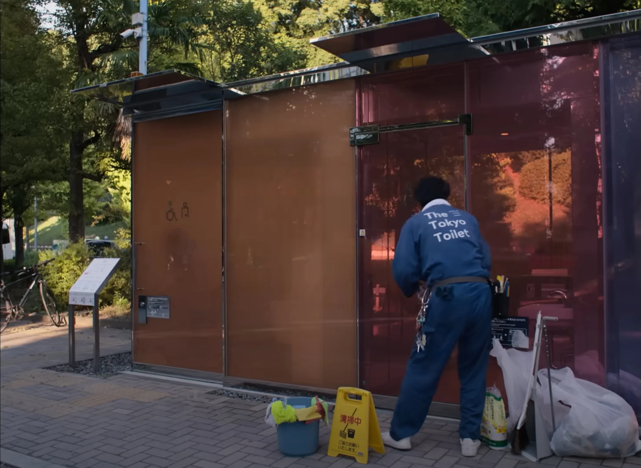Hirayama, il protagonista di Perfect Days di Wim Wenders, è un addetto alla pulizia dei bagni pubblici di Tokyo