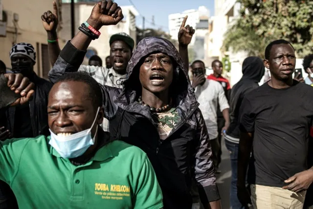 Cittadini senegalesi protestano per la decisione di rinvio del voto