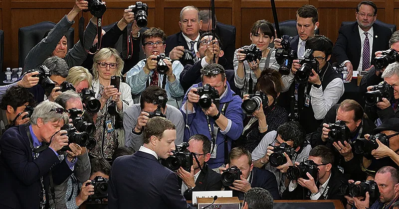 Mark Zuckerberg il 31 gennaio 2024 dinanzi al Comitato giudiziario del Senato degli Stati Uniti Mark Zuckerberg il 31 gennaio 2024 dinanzi al Comitato giudiziario del Senato degli Stati Uniti
