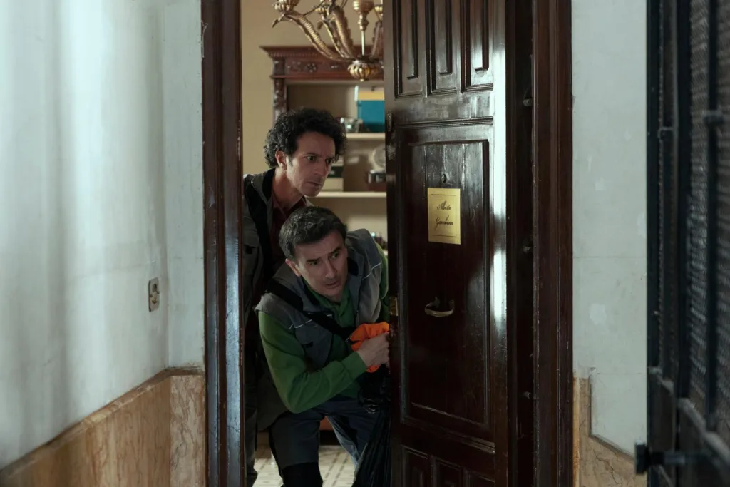 Salvatore Ficarra e Valentino Picone in una scena di Incastrati (Dario Palermo/Netflix © 2021)