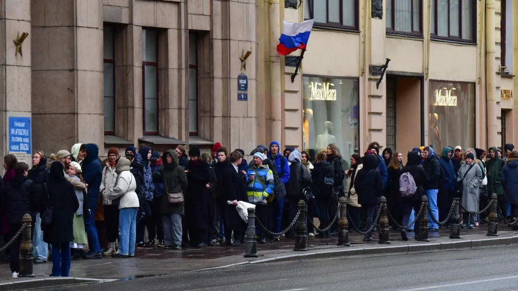 Cittadini russi in fila ai seggi alle ore 12 per protesta