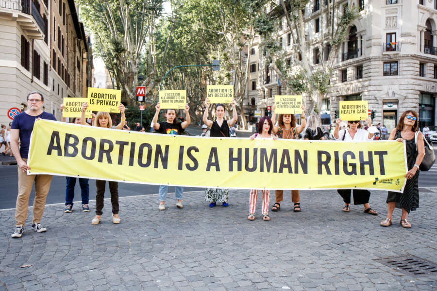 Un momento del sit-in promosso da Amnesty International presso l'Ambasciata USA dopo la sentenza della Corte Suprema che nel 2022 ha abolito il diritto all’aborto (© Roberto Monaldo / LaPresse)