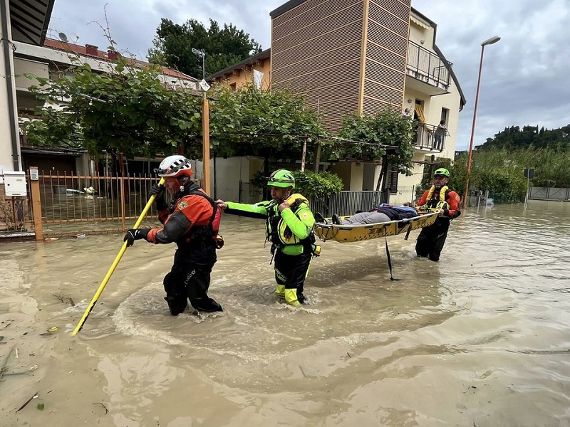 Fuori dal fango, docu-film di Matteo Parisini e Riccardo Mazzon sull'alluvione del 2023 in 
Emilia Romagna su Rai3